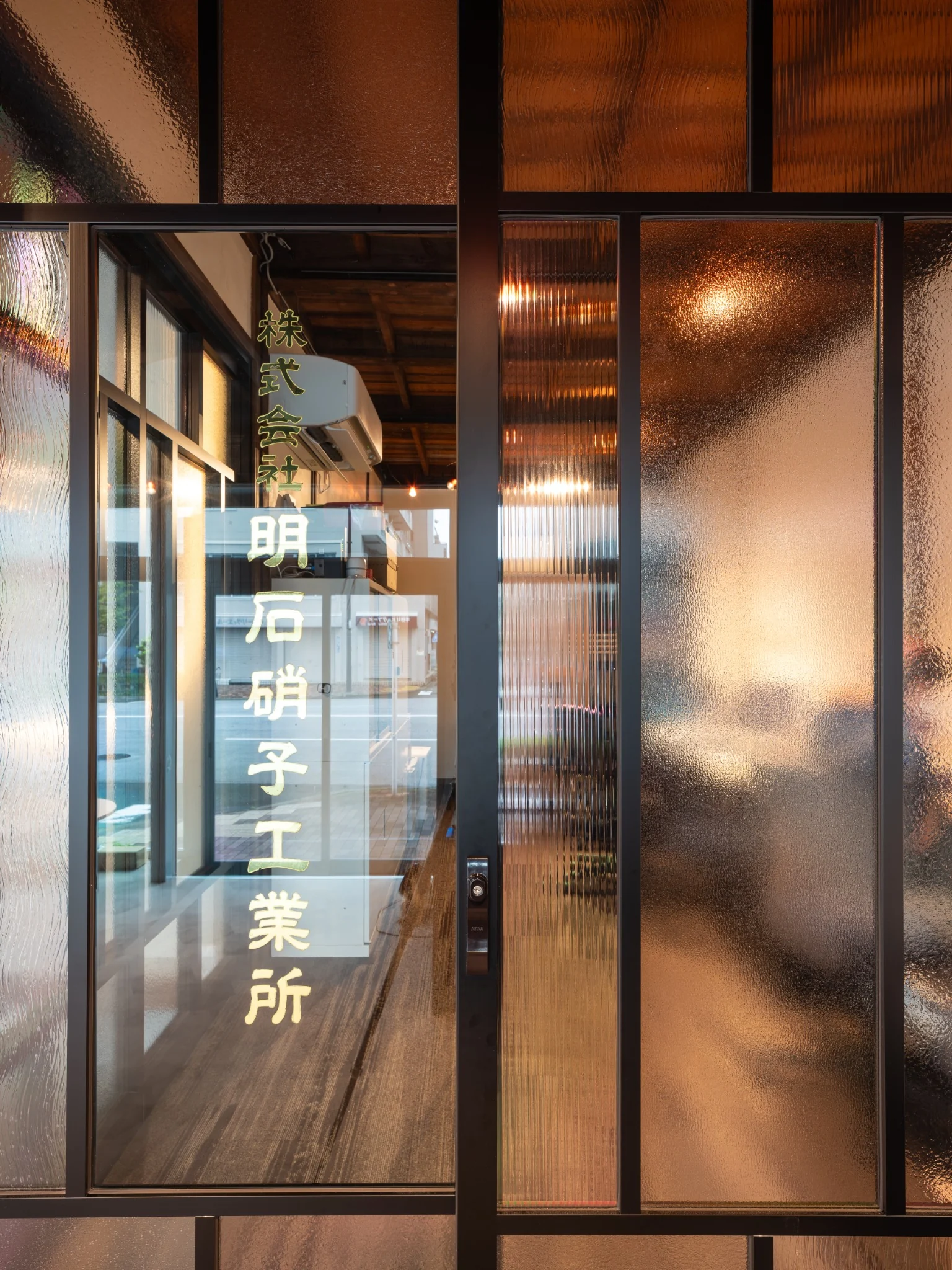 社屋の社名文字