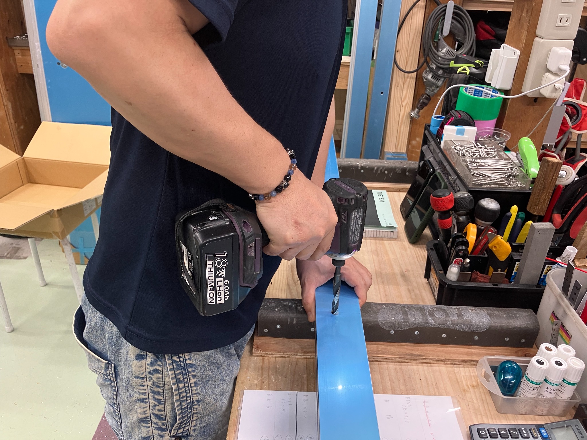 電動工具を使ってアルミ型材を手加工する工程