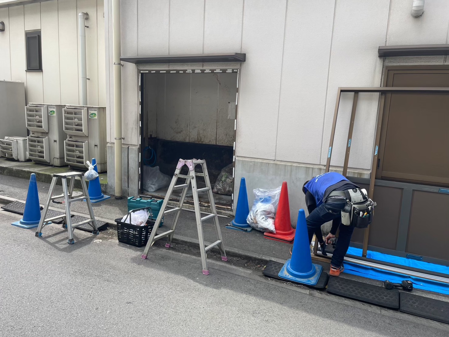 既存引戸を撤去して開口を確認した状態