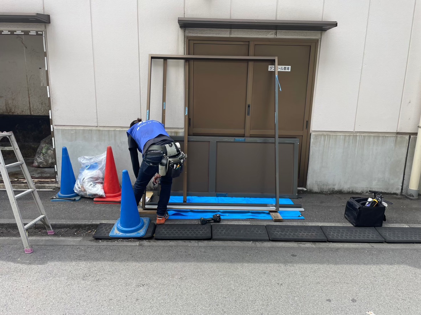 新設するフロント引戸枠の組立作業
