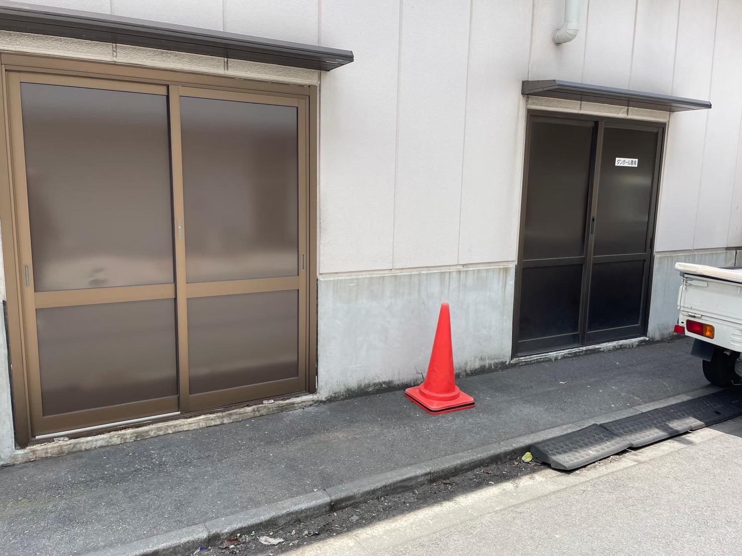左側の改修後フロント引戸と右側の従来と同型の既存引戸の比較