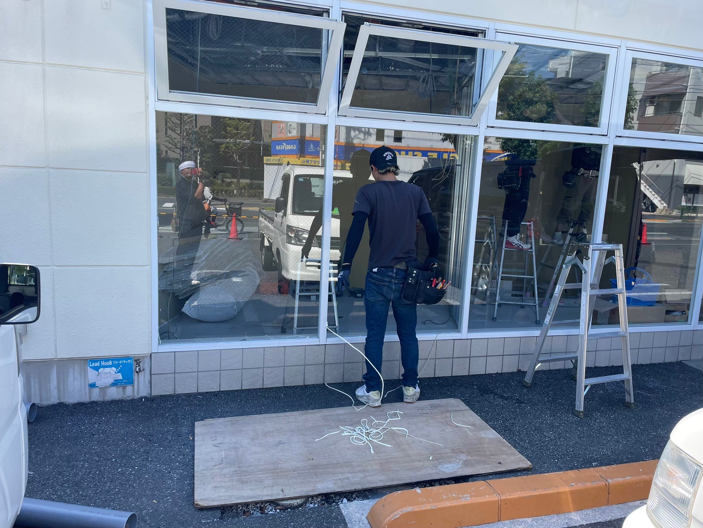 調整した開口部へ排煙窓を取り付ける工程