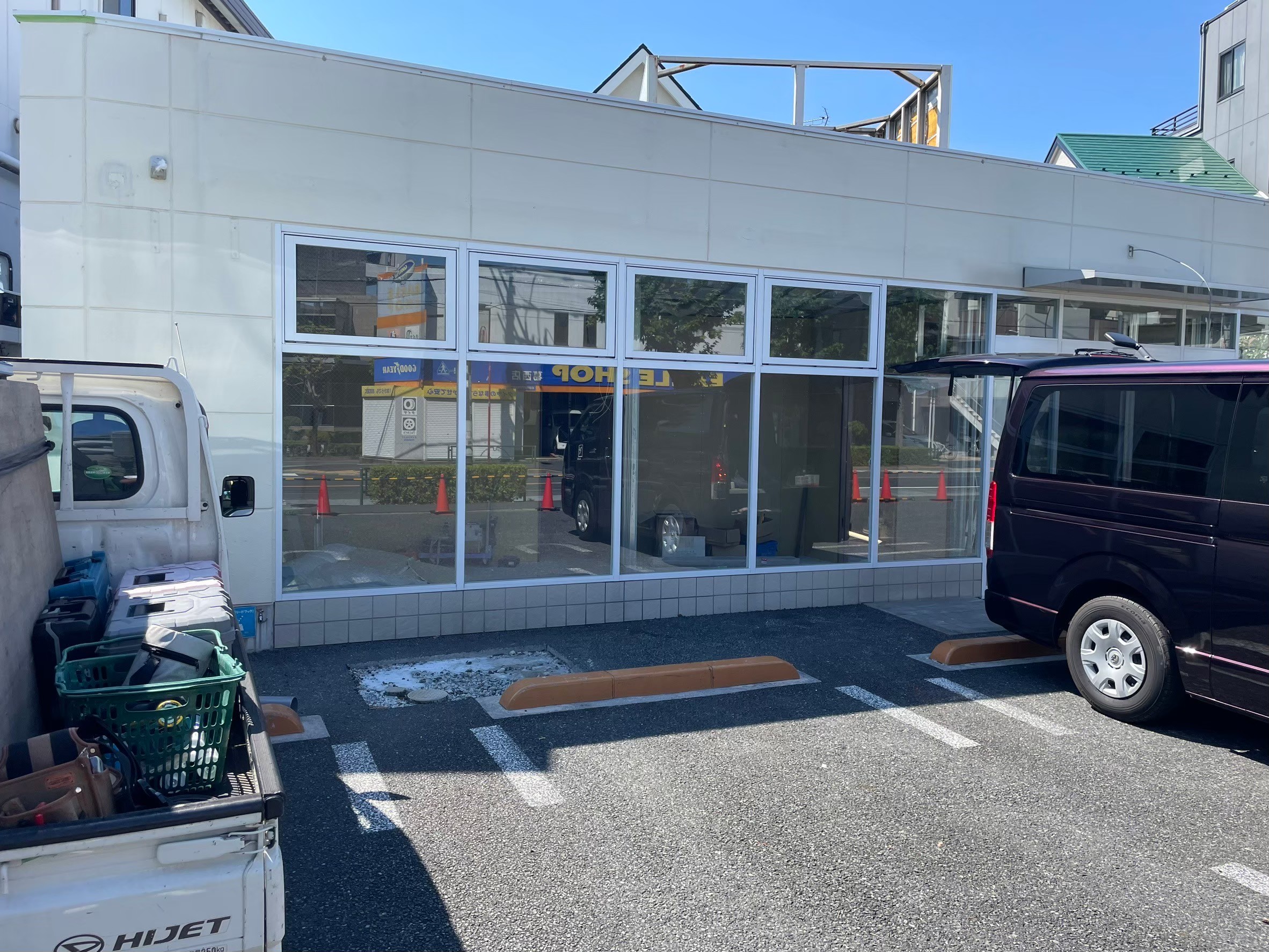 既存サッシの一部へ排煙窓を増設した完成状態